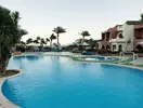 Basen z leżakami w Tropitel Dahab Oasis