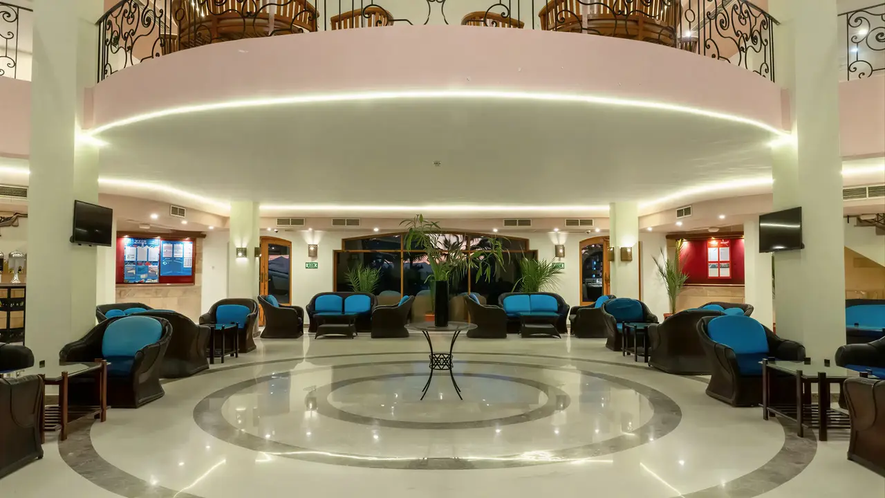 Wnętrze eleganckiego lobby w Tropitel Dahab Oasis