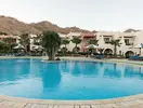Basen w hotelu Tropitel Dahab Oasis z leżakami