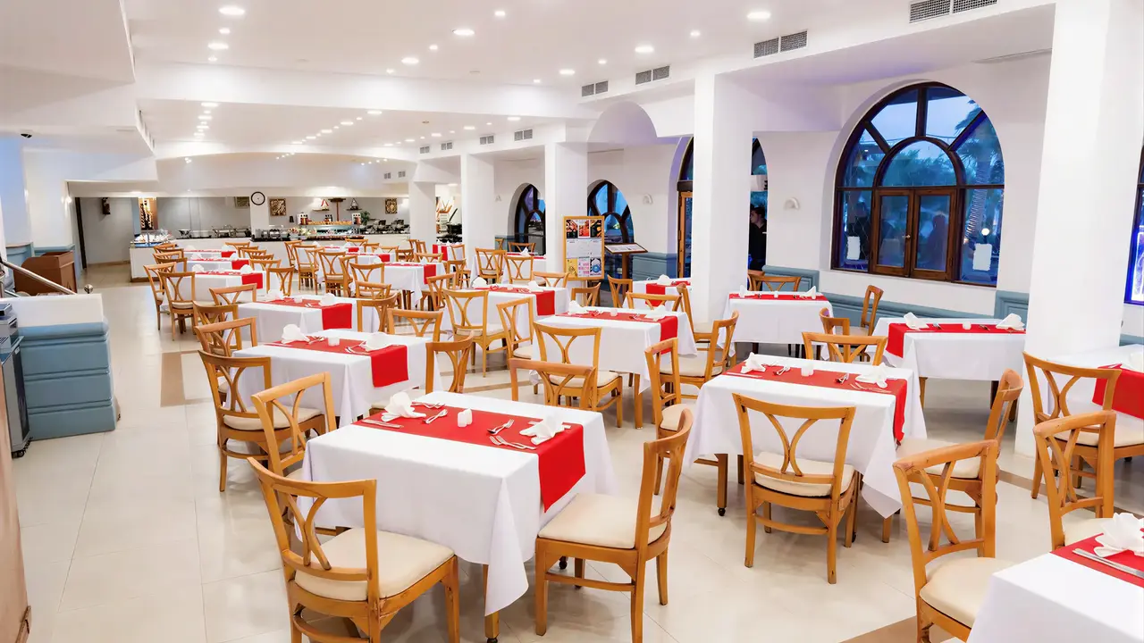 Restauracja w Tropitel Dahab Oasis z nakrytymi stołami