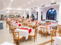 Restauracja w Tropitel Dahab Oasis z nakrytymi stołami