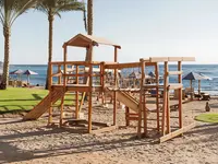 Drewniany plac zabaw w Tropitel Dahab Oasis na plaży
