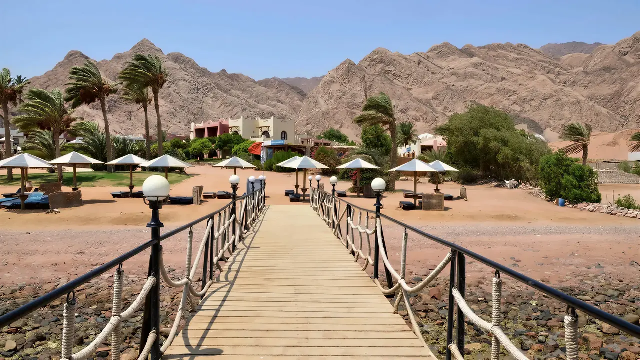 Drewniany pomost i plaża w Tropitel Dahab Oasis