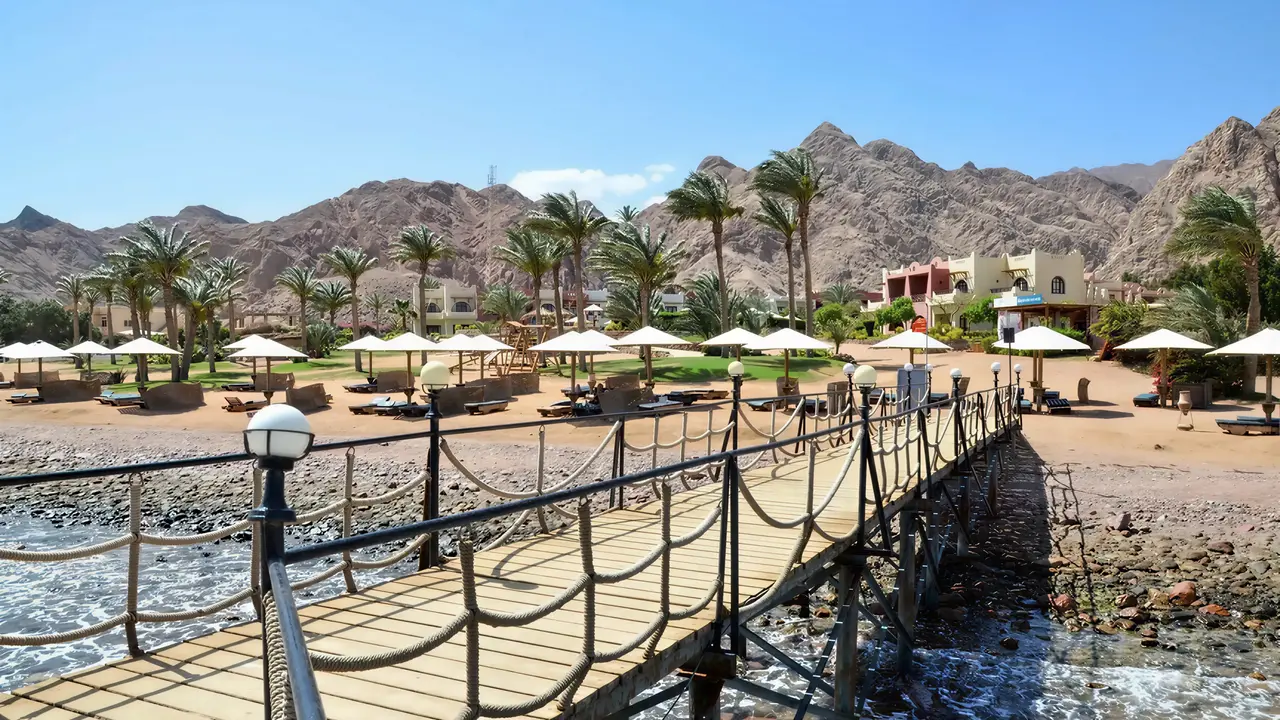 Drewniany pomost nad wodą w Tropitel Dahab Oasis