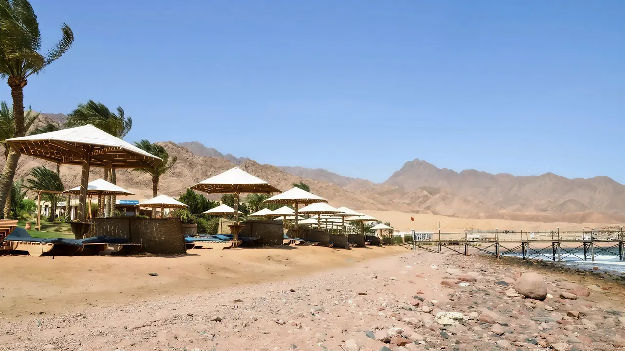 Plaża z parasolami w Tropitel Dahab Oasis