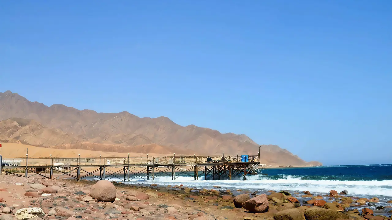 Kamienista plaża i molo w Tropitel Dahab Oasis