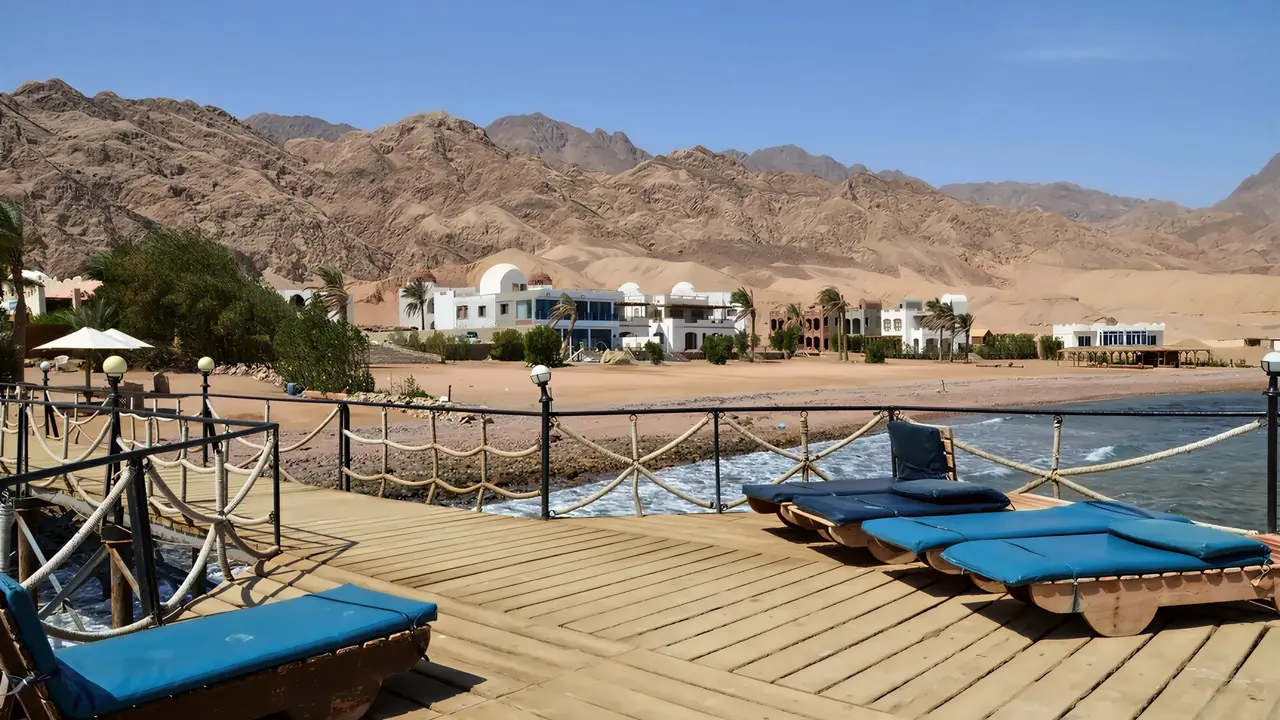 Drewniany pomost z leżakami w Tropitel Dahab Oasis