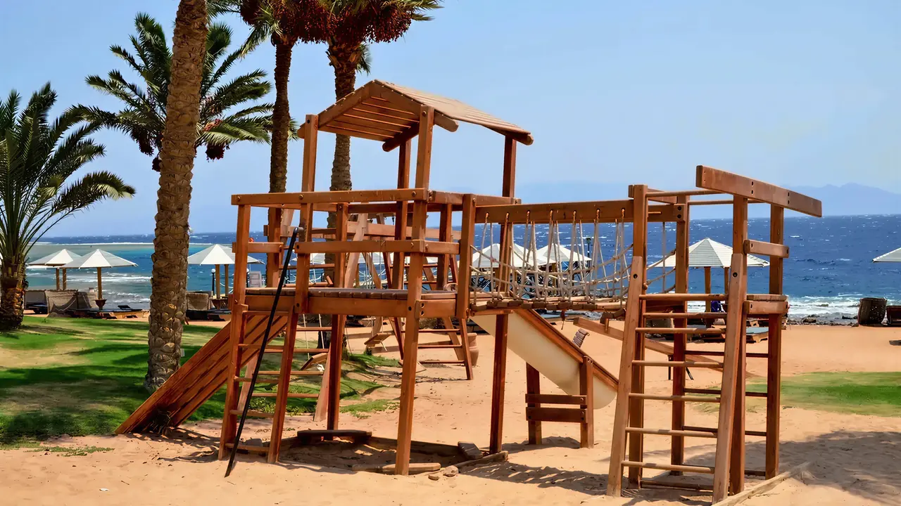 Drewniany plac zabaw w Tropitel Dahab Oasis