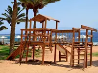 Drewniany plac zabaw w Tropitel Dahab Oasis