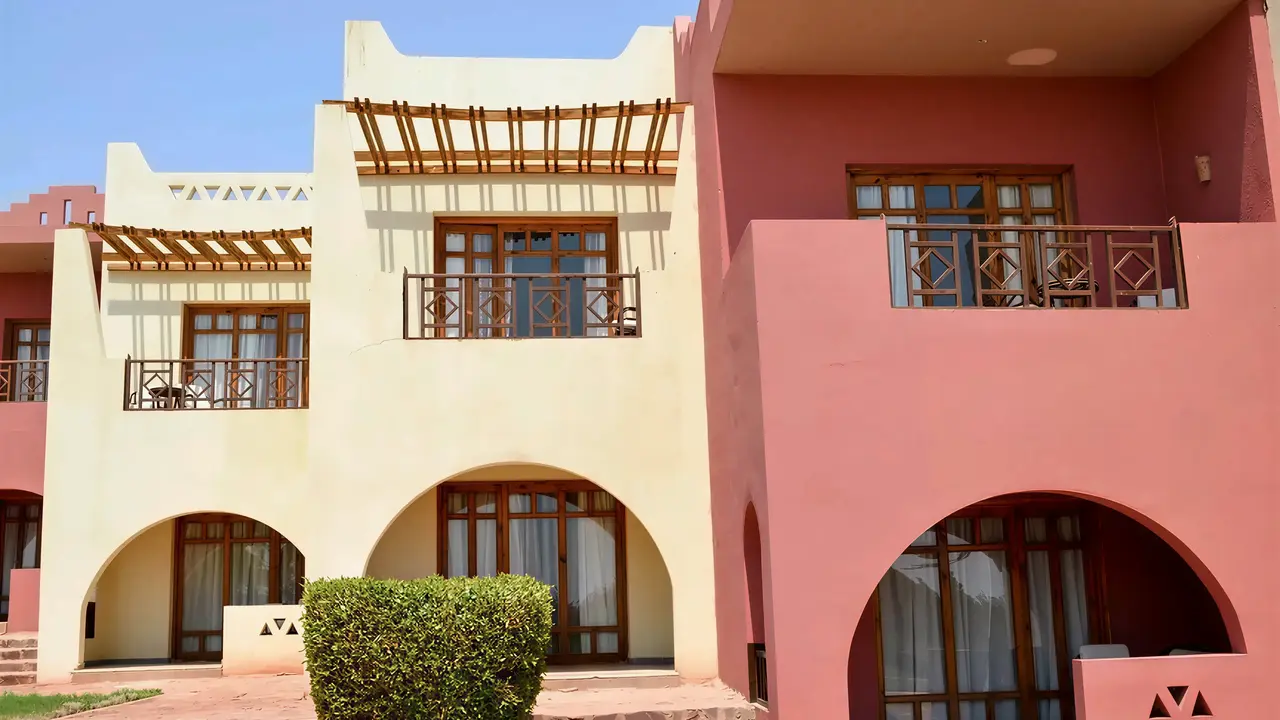 Elewacja budynku Tropitel Dahab Oasis z balkonami