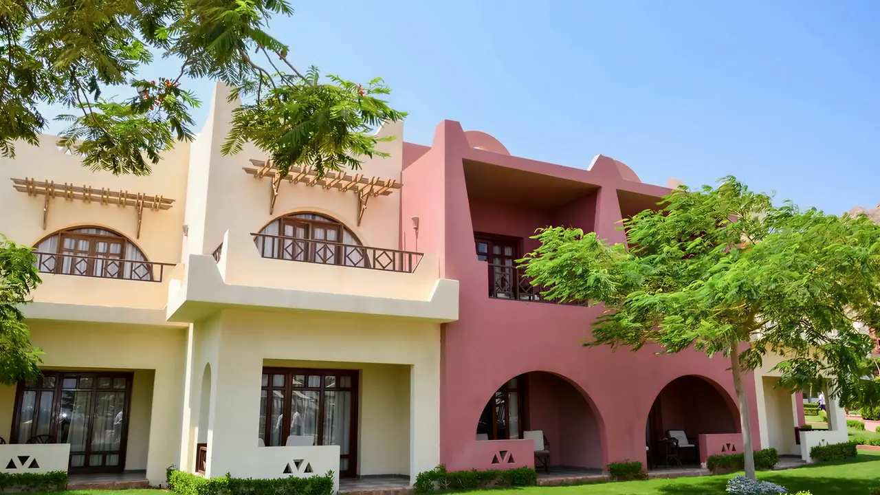 Elewacja budynku Tropitel Dahab Oasis z zielonym trawnikiem
