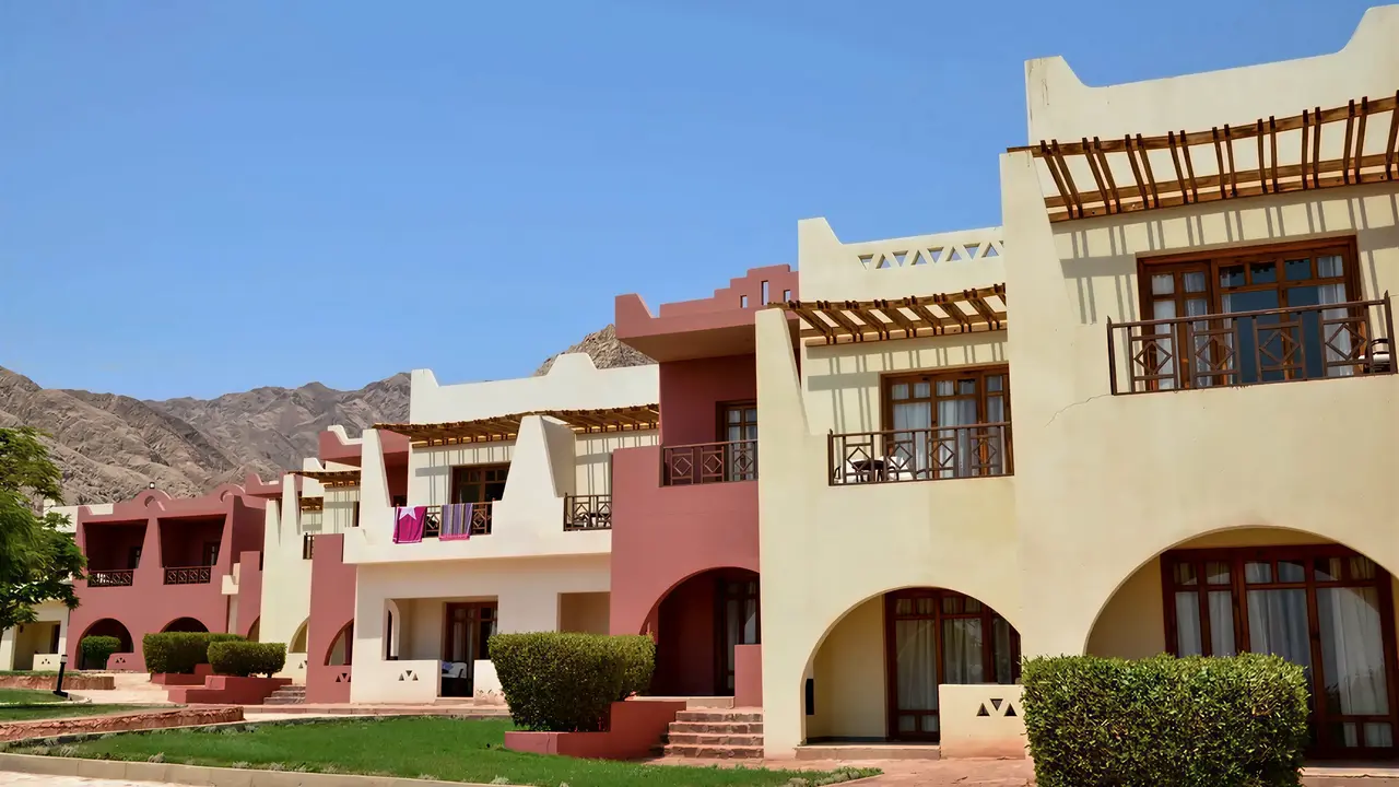 Elewacja budynków w hotelu Tropitel Dahab Oasis