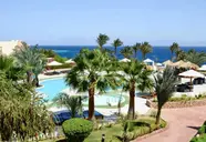Widok na kompleks Tropitel Dahab Oasis z basenami i palmami