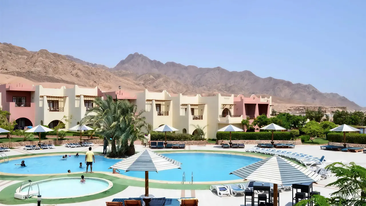Basen z leżakami i parasolami w Tropitel Dahab Oasis