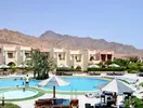 Basen z leżakami i parasolami w Tropitel Dahab Oasis