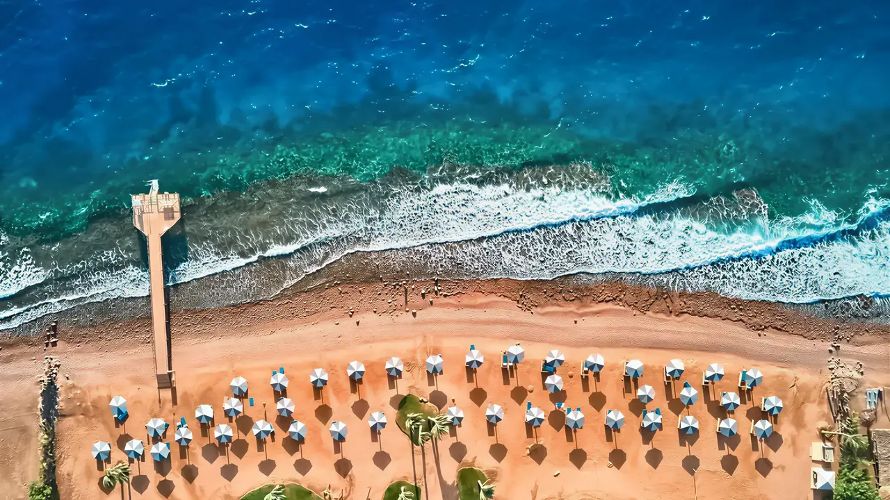 Plaża z parasolami i pomostem w Tropitel Dahab Oasis