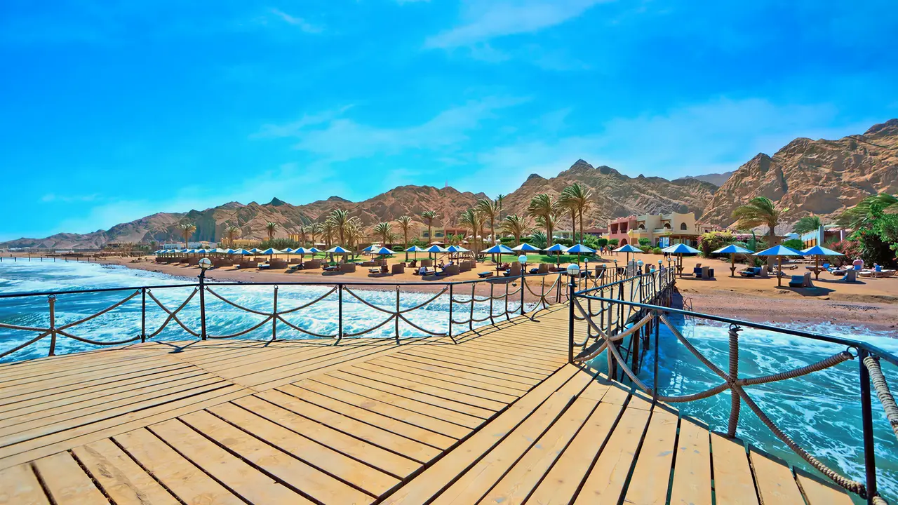 Drewniany pomost i plaża w Tropitel Dahab Oasis