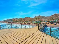 Drewniany pomost i plaża w Tropitel Dahab Oasis