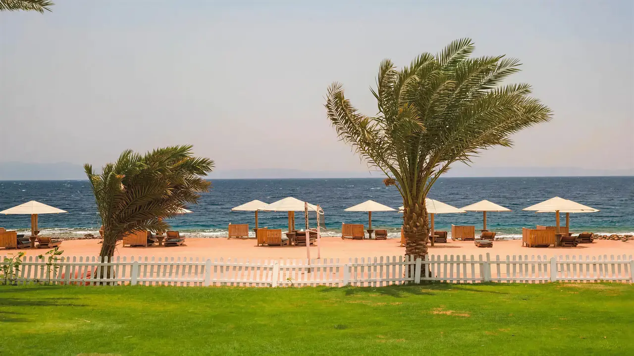 Leżaki i parasole na plaży w Tropitel Dahab Oasis