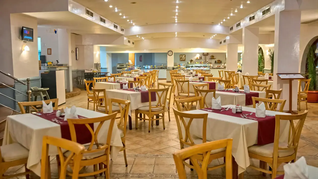 Restauracja w Tropitel Dahab Oasis z nakrytymi stołami