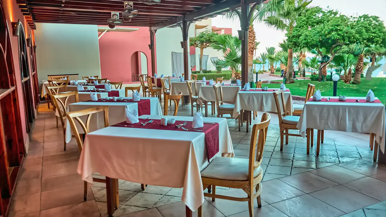 Restauracja w Tropitel Dahab Oasis z nakrytymi stołami