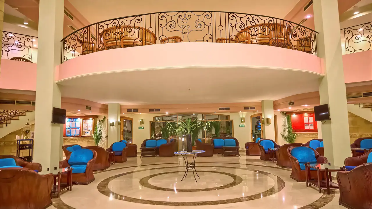 Wnętrze lobby w Tropitel Dahab Oasis z niebieskimi fotelami