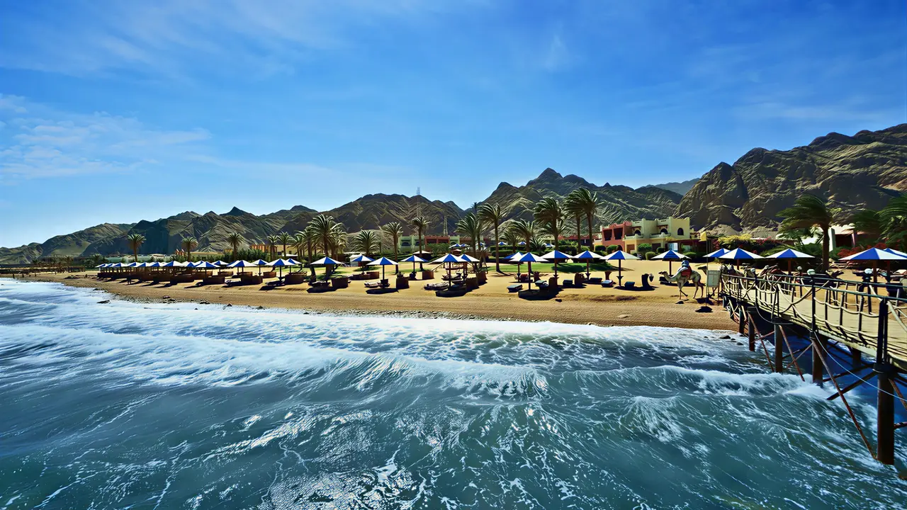 Plaża z leżakami i parasolami w Tropitel Dahab Oasis