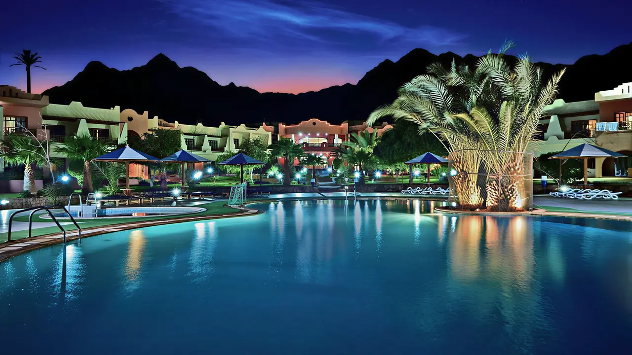 Basen w Tropitel Dahab Oasis o zmierzchu