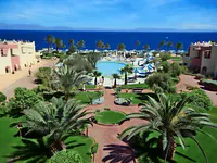 Widok na kompleks Tropitel Dahab Oasis z basenem i ogrodami