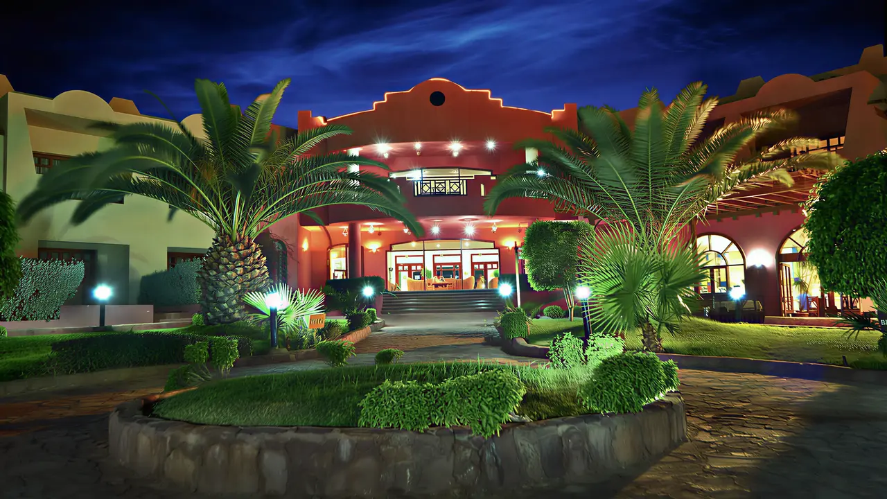 Elewacja i wejście do Tropitel Dahab Oasis nocą