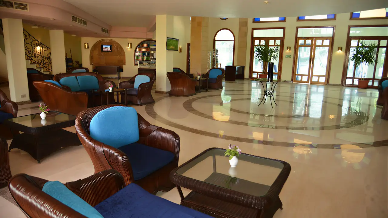 Wnętrze eleganckiego lobby w Tropitel Dahab Oasis