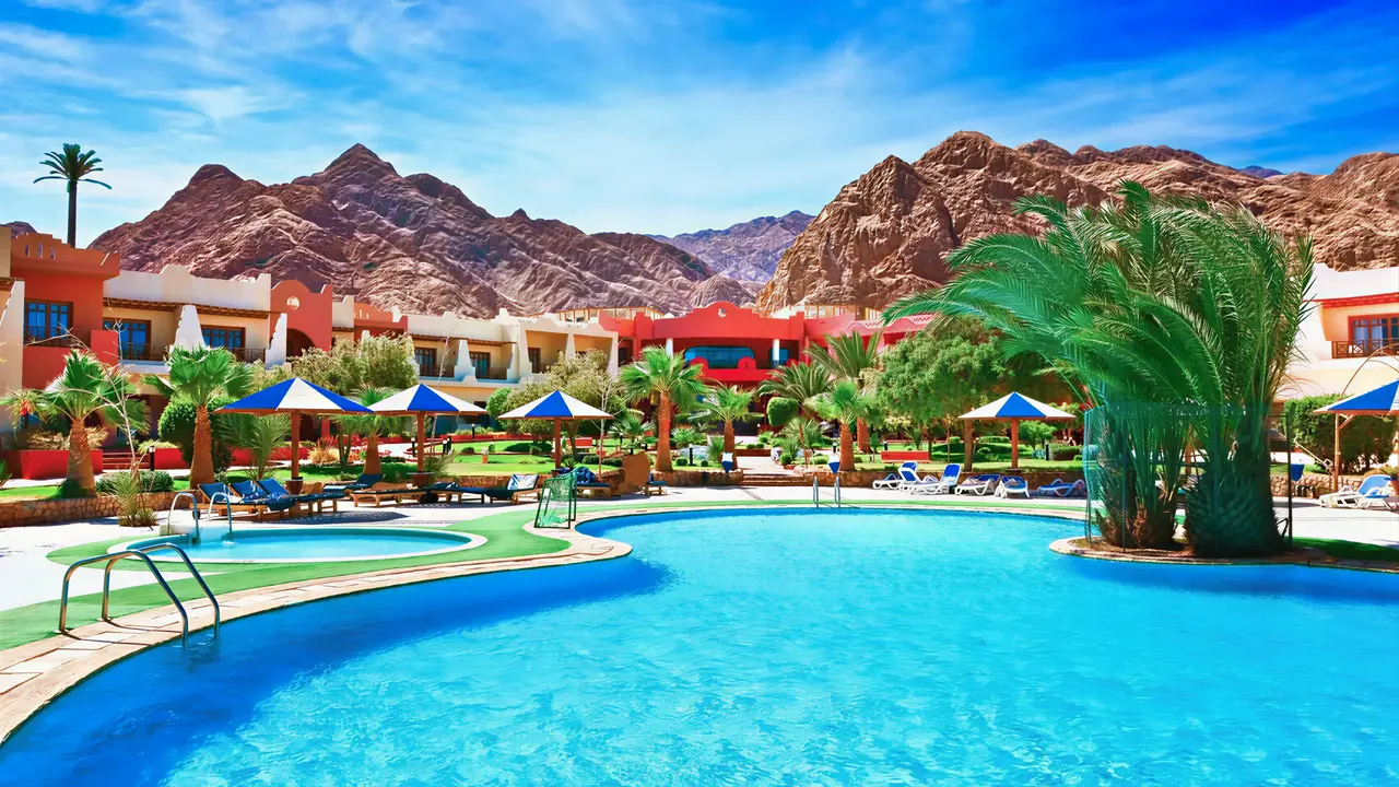 Basen w hotelu Tropitel Dahab Oasis z leżakami