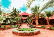 Elewacja i dziedziniec budynku Tropitel Dahab Oasis