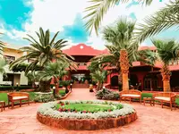 Elewacja i dziedziniec budynku Tropitel Dahab Oasis