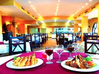 Restauracja w Tropitel Dahab Oasis z nakrytymi stołami