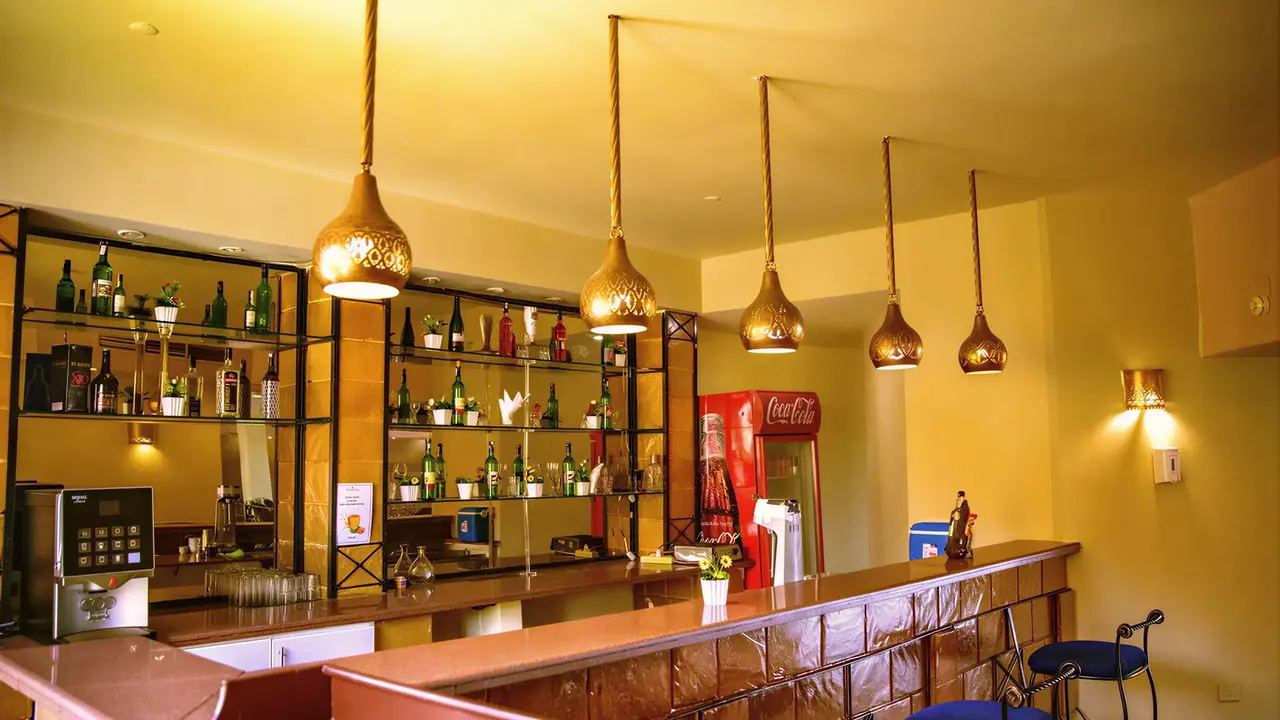 Bar z napojami w hotelu Tropitel Dahab Oasis