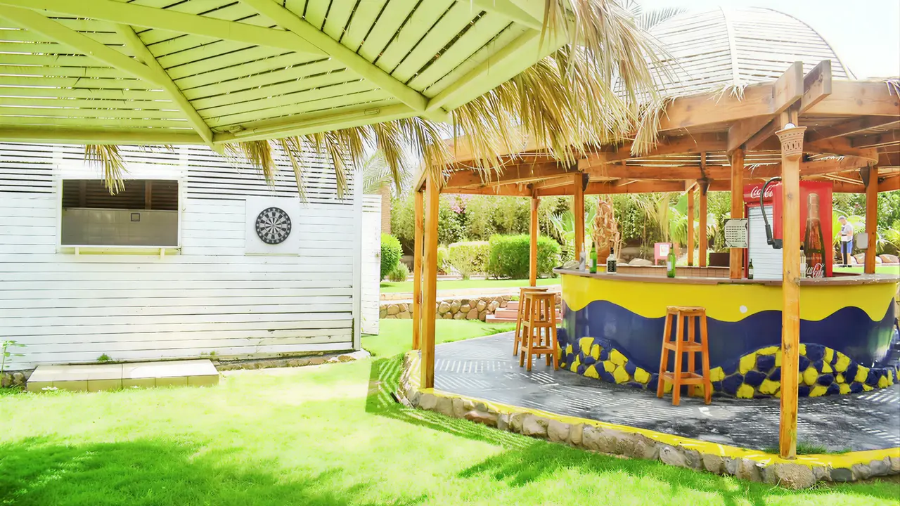 Bar zewnętrzny z hokerami w Tropitel Dahab Oasis