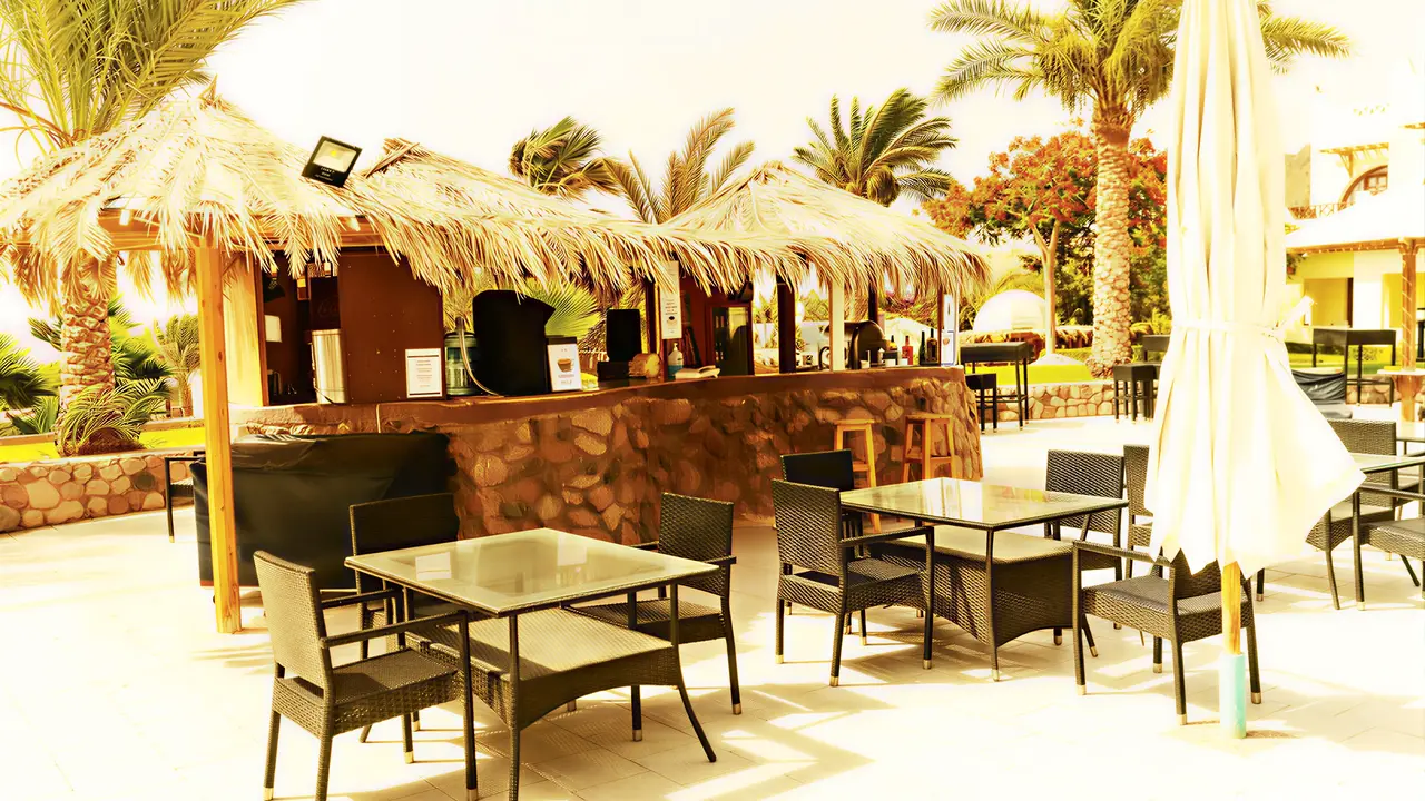 Bar z krytym dachem w Tropitel Dahab Oasis