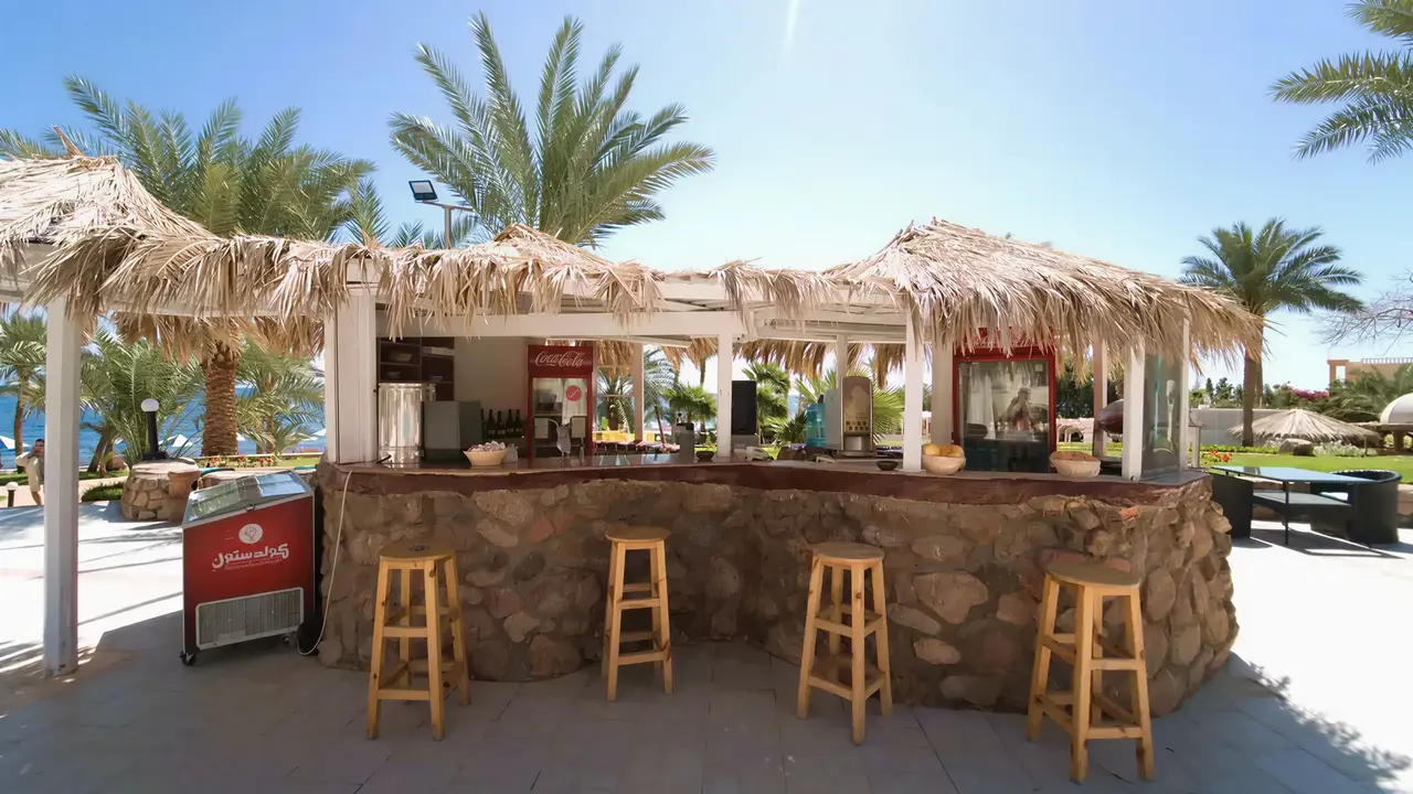 Bar z krytymi strzechą zadaszeniami w Tropitel Dahab Oasis