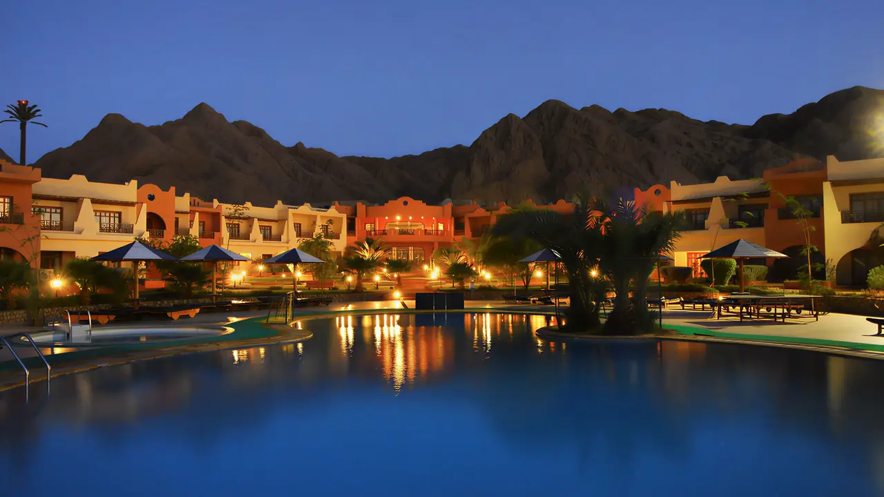 Widok na budynki i basen w Tropitel Dahab Oasis