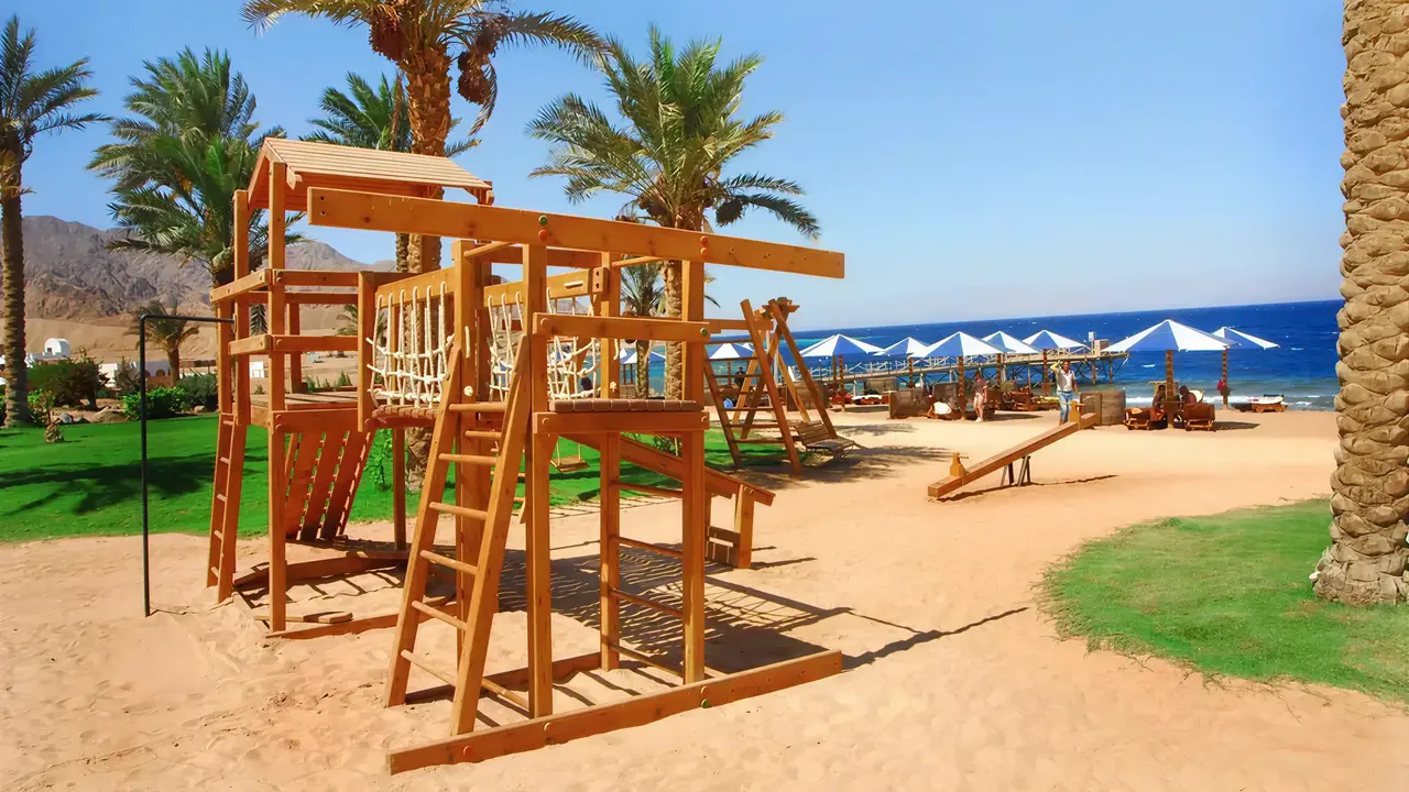 Drewniany plac zabaw w Tropitel Dahab Oasis