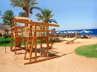 Drewniany plac zabaw w Tropitel Dahab Oasis