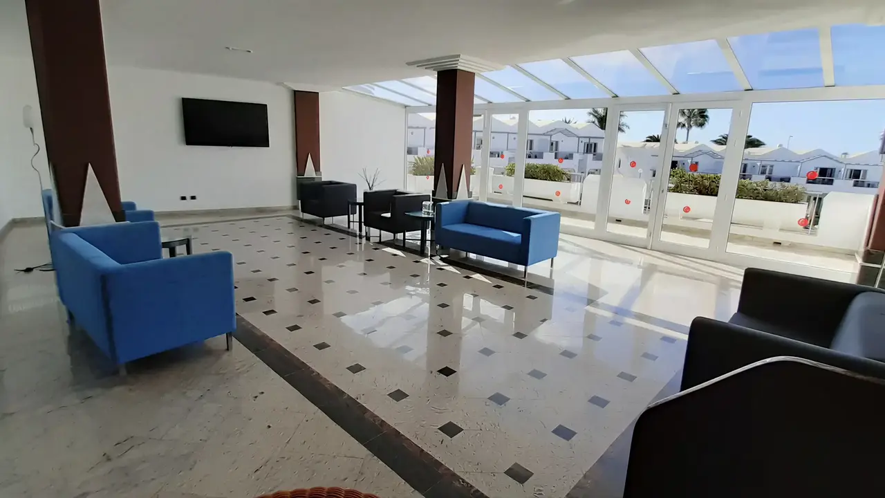Wnętrze lobby z niebieskimi sofami w Turbo Club