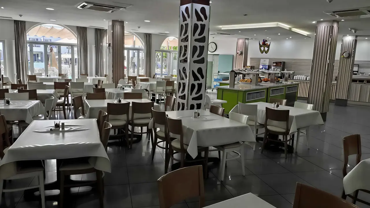 Restauracja z nakrytymi stołami w Turbo Club