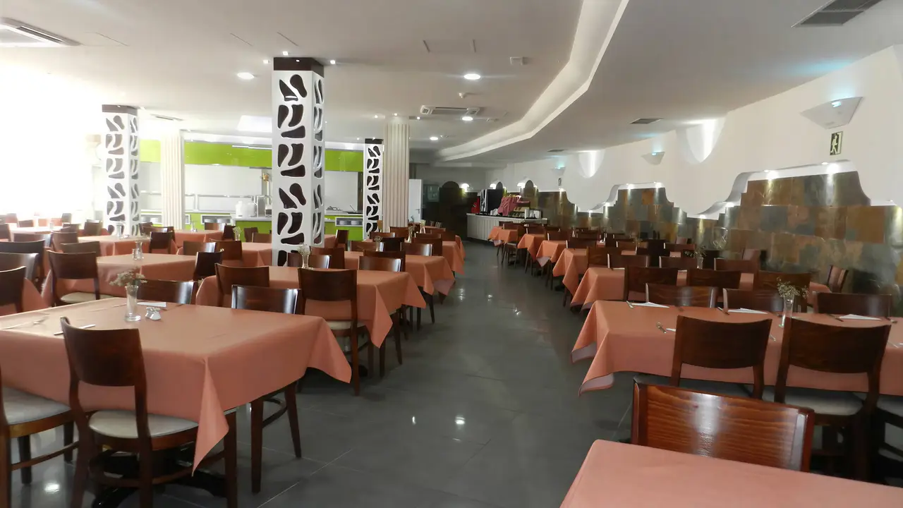 Restauracja w Turbo Club z nakrytymi stołami
