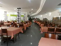 Restauracja w Turbo Club z nakrytymi stołami