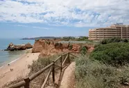 Widok na budynek Turim Presidente oraz pobliską plażę