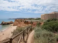 Widok na budynek Turim Presidente oraz pobliską plażę