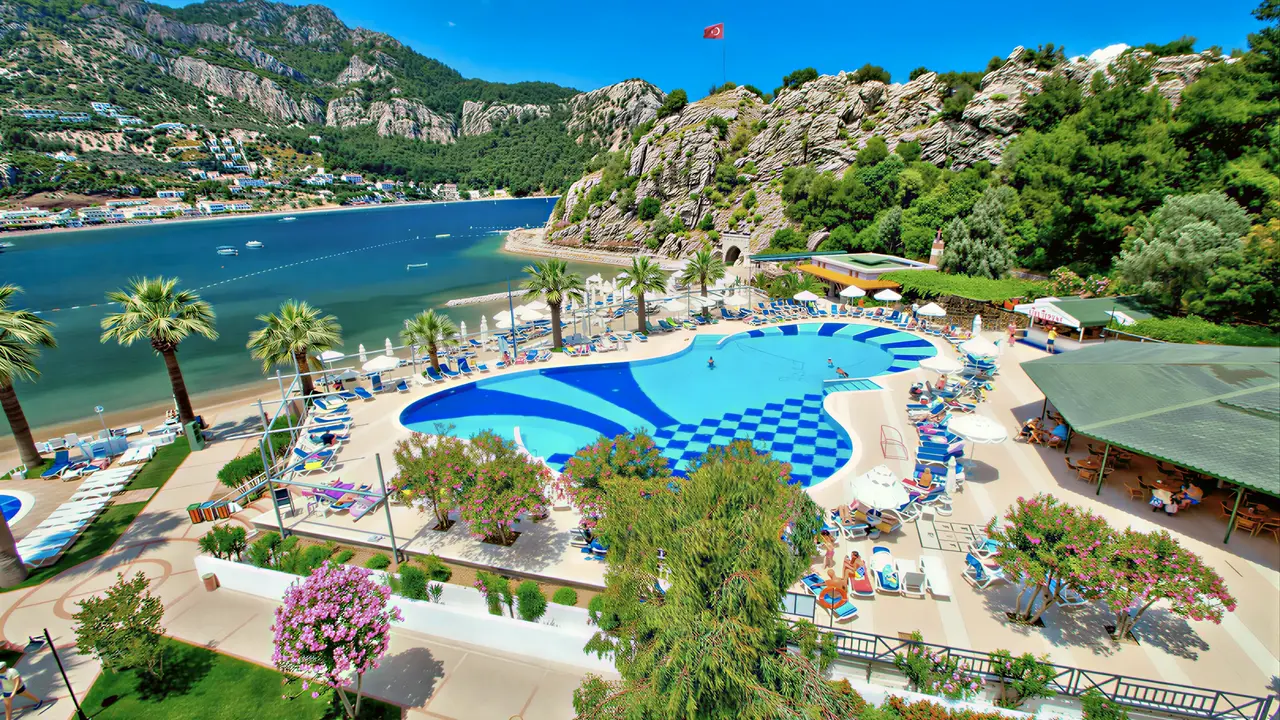 Widok na kompleks Turunc Resort z basenem i plażą