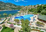 Widok na kompleks Turunc Resort z basenem i plażą